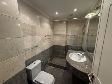 Apartamento T4 para Arrendamento em Carnaxide e Queijas