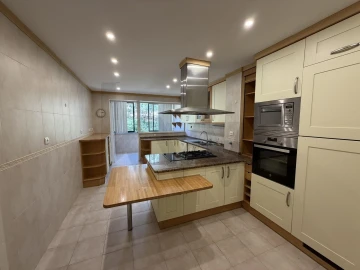 Apartamento T4 para Arrendamento em Carnaxide e Queijas