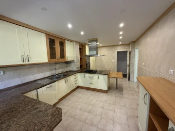 Apartamento T4 para Arrendamento em Carnaxide e Queijas