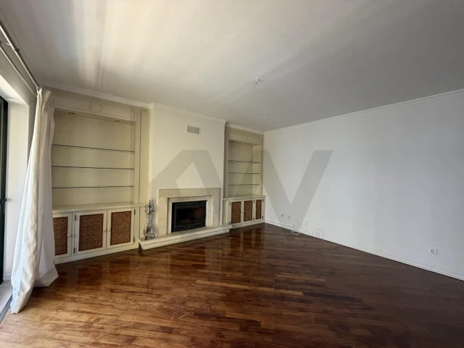 Apartamento T4 para Arrendamento em Carnaxide e Queijas Foto 12