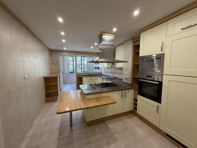 Apartamento T4 para Arrendamento em Carnaxide e Queijas Foto 7