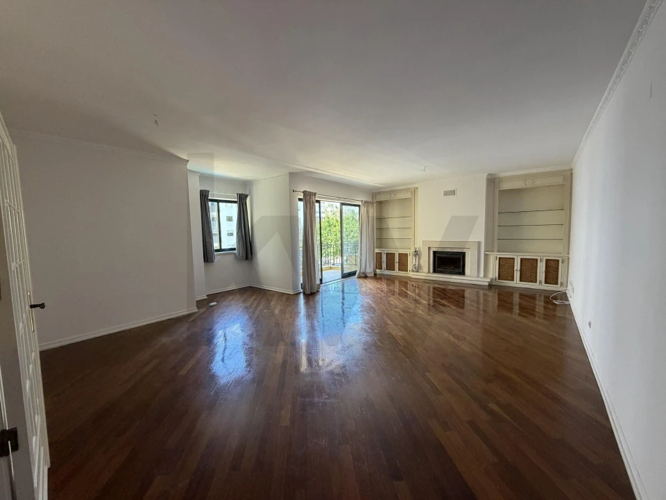 Apartamento T4 para Arrendamento em Carnaxide e Queijas Foto 14