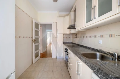 Apartamento T2 para Arrendamento em Algés, Linda-A-Velha e Cruz Quebrada-Dafundo