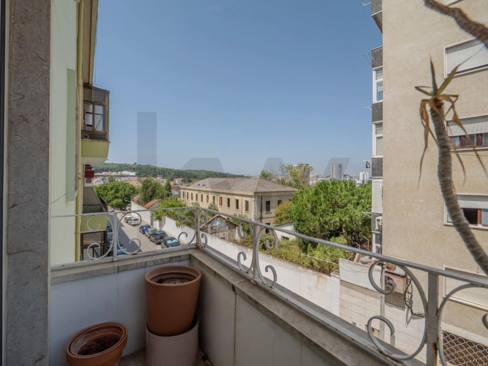 Apartamento T3 para Venda em Campolide Foto 10