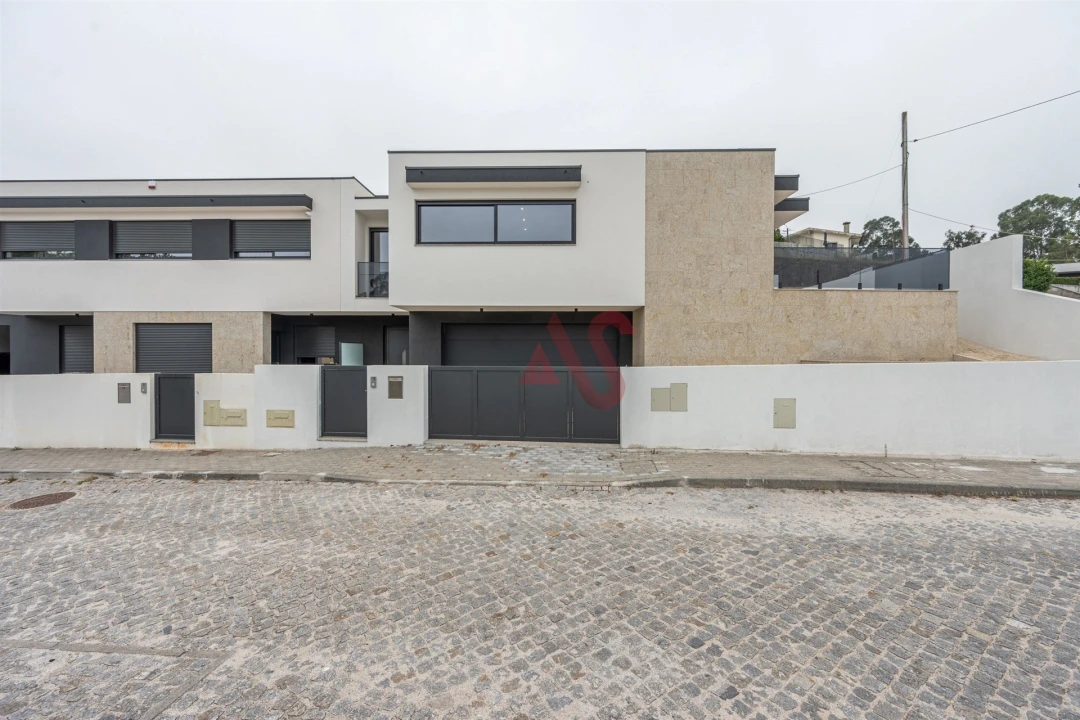 Moradia T4 para Venda em Aldão Foto 2