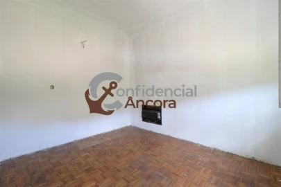 Moradia T3 para Venda em Santa Marinha e São Martinho