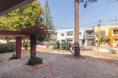 Apartamento T2 para Venda em Charneca de Caparica e Sobreda