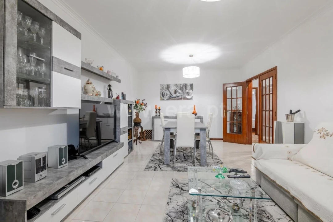 Apartamento T2 para Venda em Vilar de Andorinho Foto 2