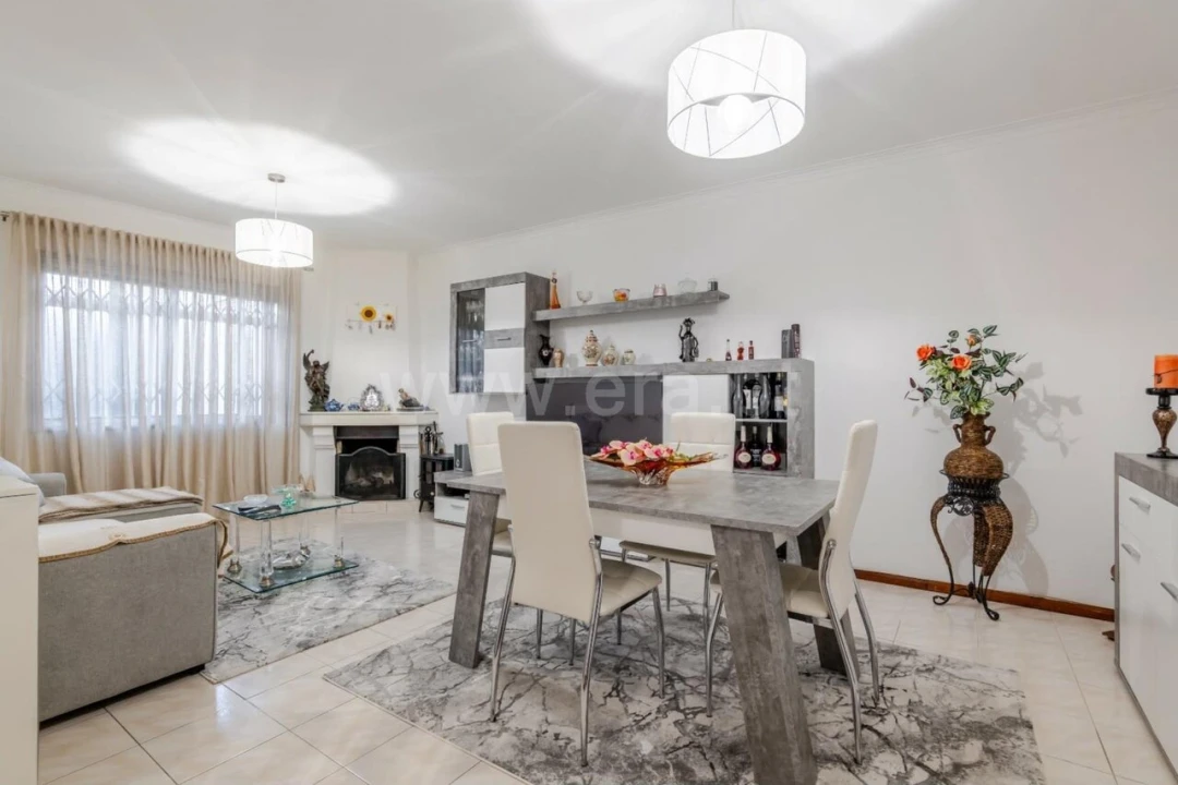 Apartamento T2 para Venda em Vilar de Andorinho Foto 1