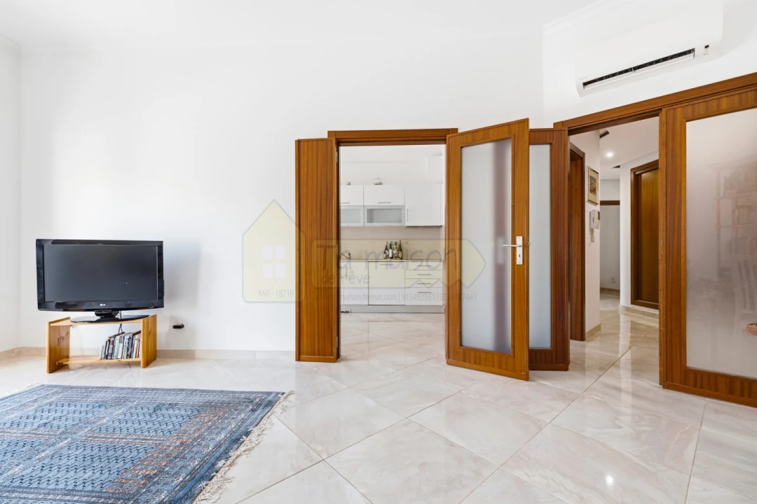 Apartamento T3 para Venda em Santa Barbara de Nexe Foto 7