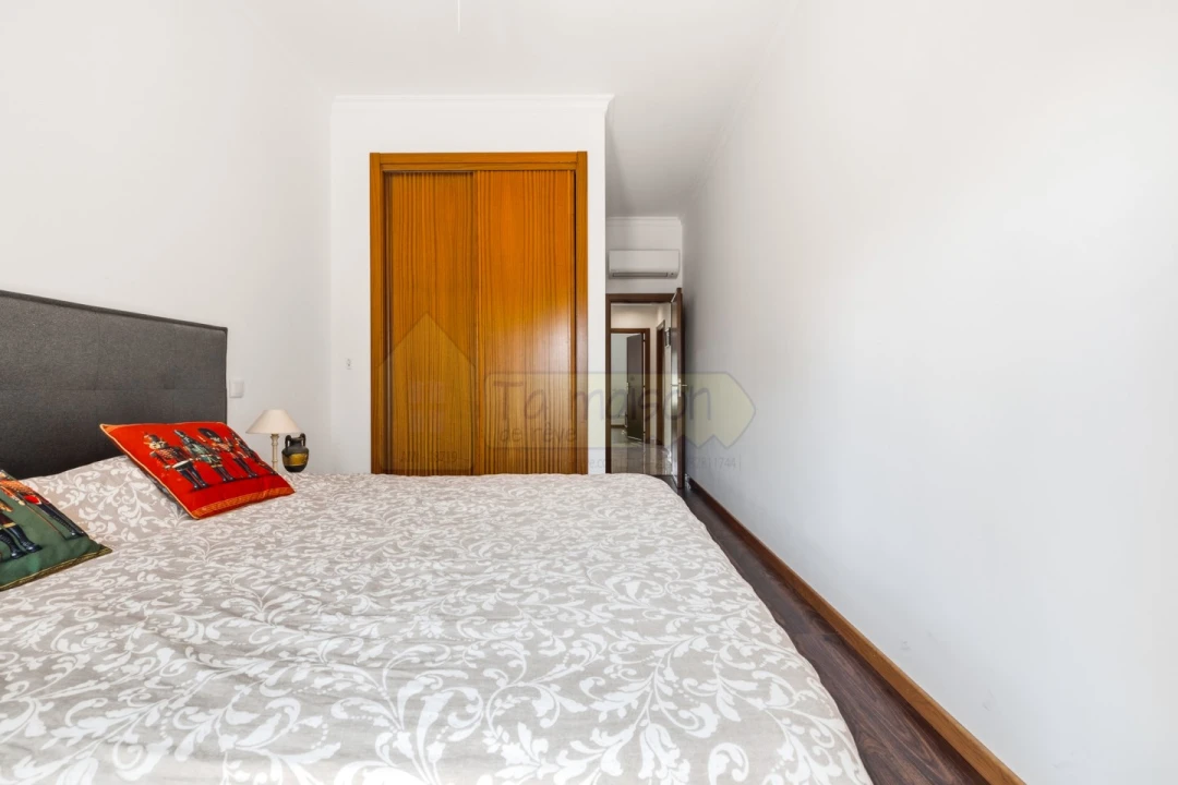 Apartamento T3 para Venda em Santa Barbara de Nexe Foto 21