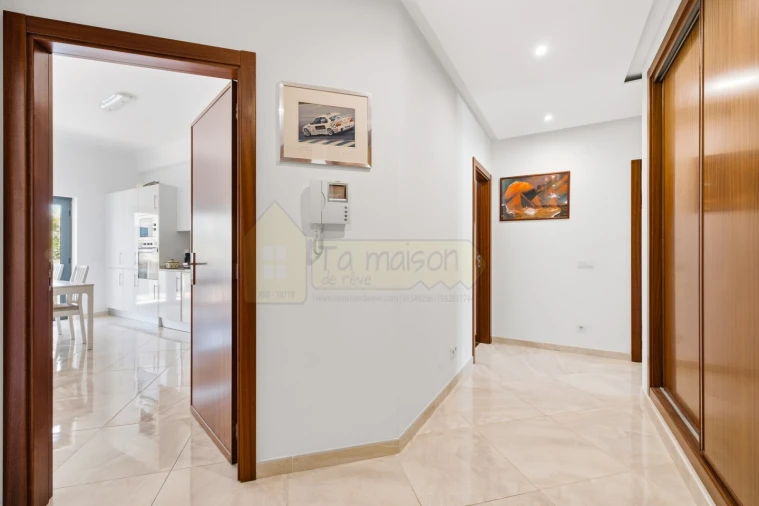 Apartamento T3 para Venda em Santa Barbara de Nexe Foto 9