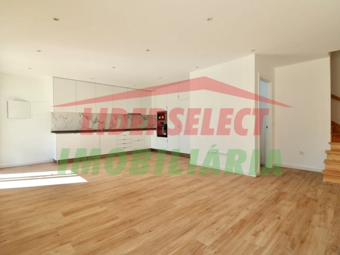 Moradia T3 para Venda em Santa Maria, São Pedro e Matacães Foto 4
