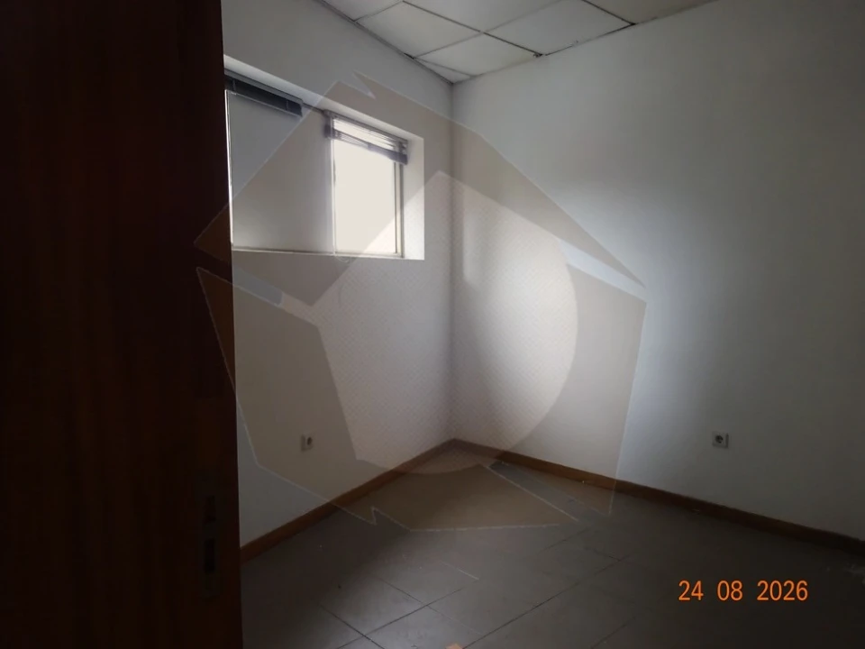 Armazém para Arrendamento em Vilar e Mosteiró Foto 7