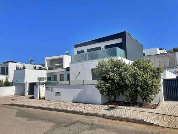 Moradia T4 para Venda em Marvila, Ribeira Santarém, São Salvador, São Nicolau