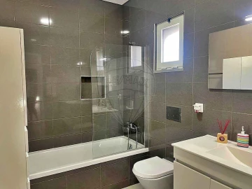 Moradia T4 para Venda em Marvila, Ribeira Santarém, São Salvador, São Nicolau
