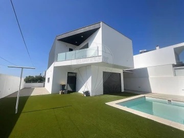 Moradia T4 para Venda em Marvila, Ribeira Santarém, São Salvador, São Nicolau