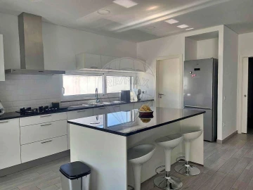 Moradia T4 para Venda em Marvila, Ribeira Santarém, São Salvador, São Nicolau