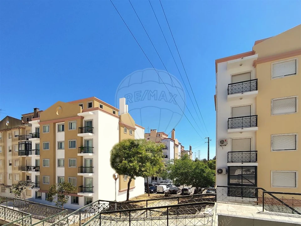 Apartamento T2 para Venda em Queluz e Belas Foto 1
