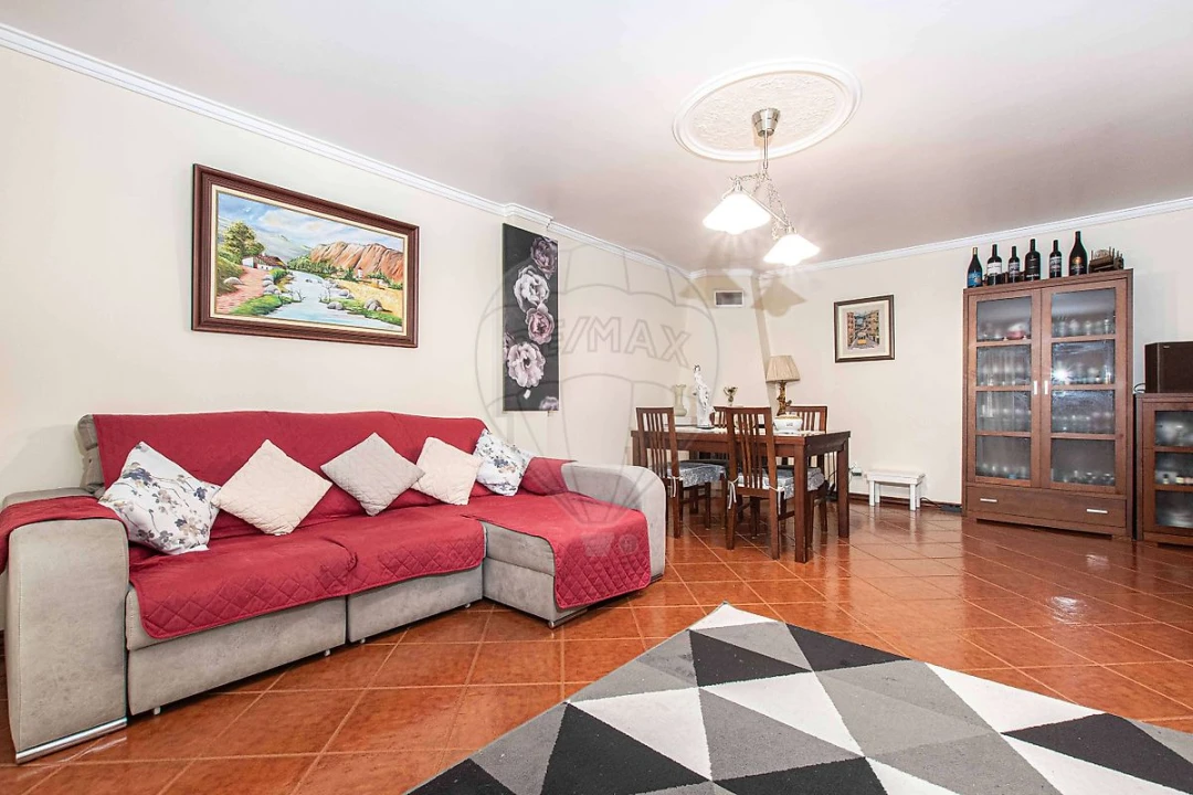 Apartamento T3 para Venda em Póvoa de Santo Adrião e Olival Basto Foto 2