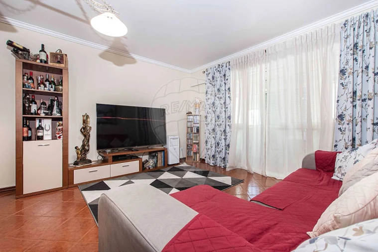 Apartamento T3 para Venda em Póvoa de Santo Adrião e Olival Basto Foto 9