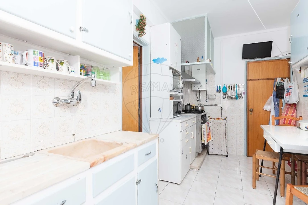 Apartamento T1 para Venda em Sacavém e Prior Velho Foto 11