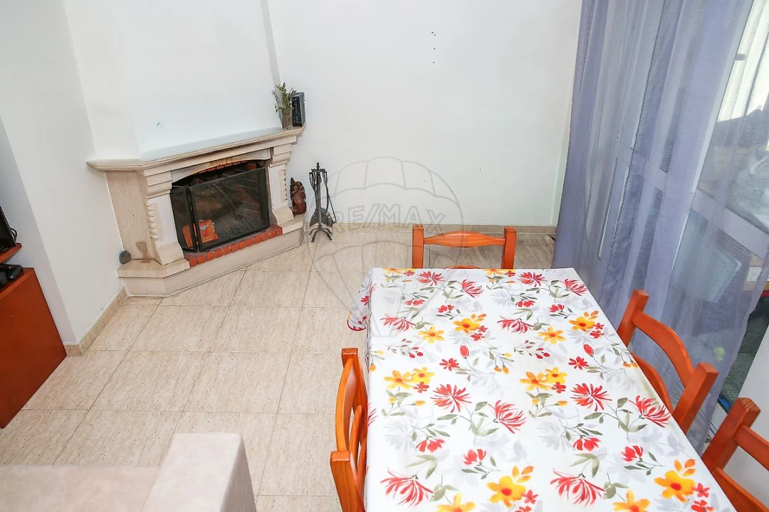 Apartamento T2 para Venda em Carregado e Cadafais Foto 10