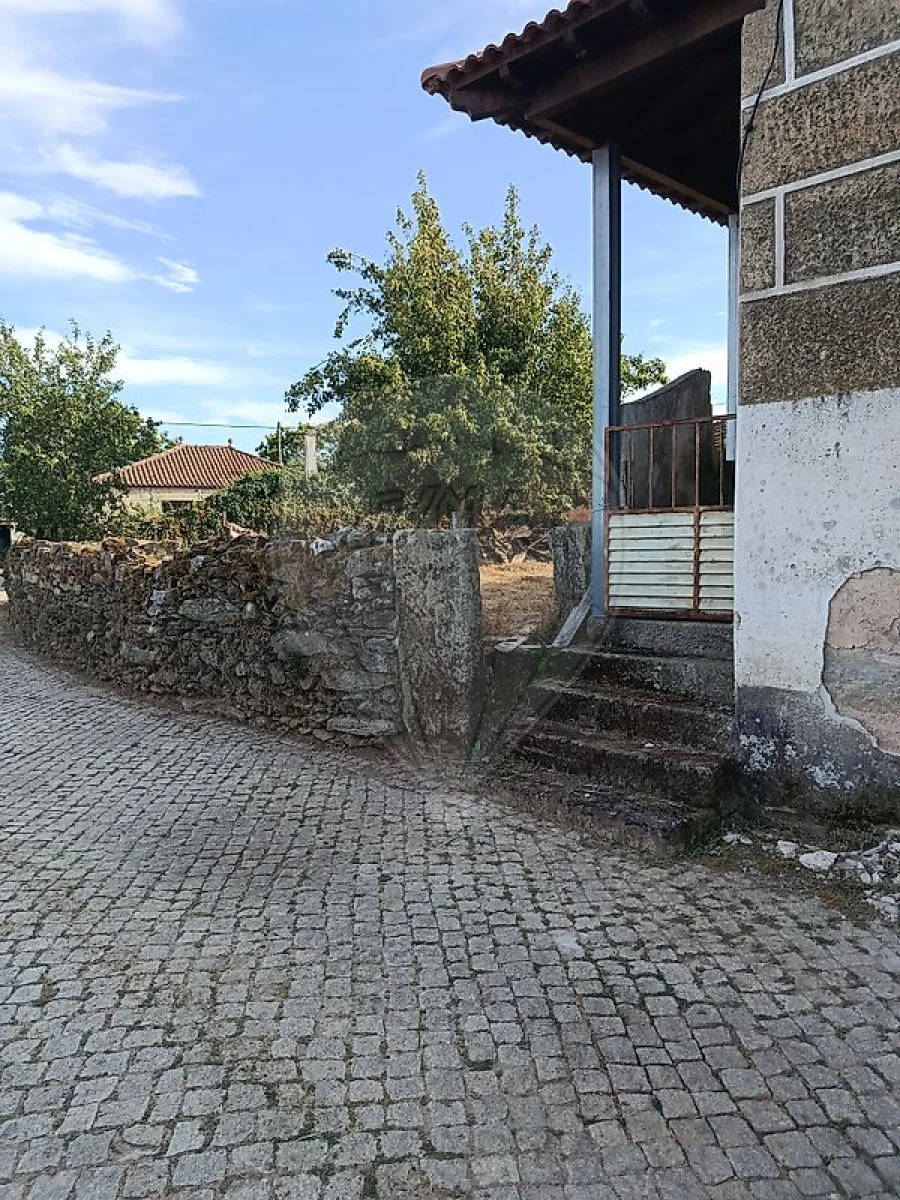 Moradia T4 para Venda em Carrazedo de Montenegro e Curros Foto 3