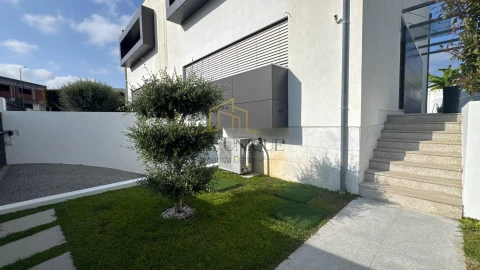 Moradia T3 para Venda em Santa Maria da Feira, Travanca, Sanfins e Espargo