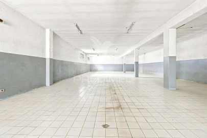 Armazém para Venda em Mafamude e Vilar do Paraíso