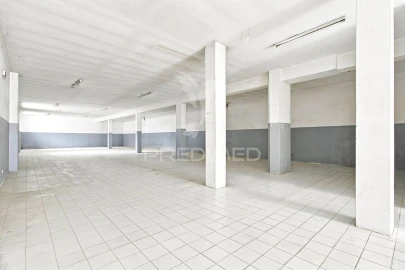 Armazém para Venda em Mafamude e Vilar do Paraíso