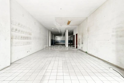 Armazém para Venda em Mafamude e Vilar do Paraíso