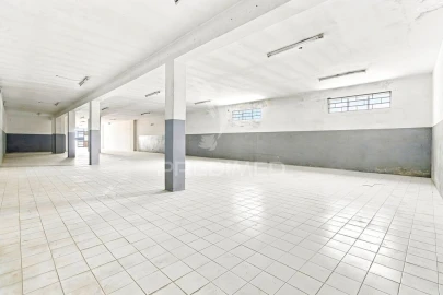 Armazém para Venda em Mafamude e Vilar do Paraíso