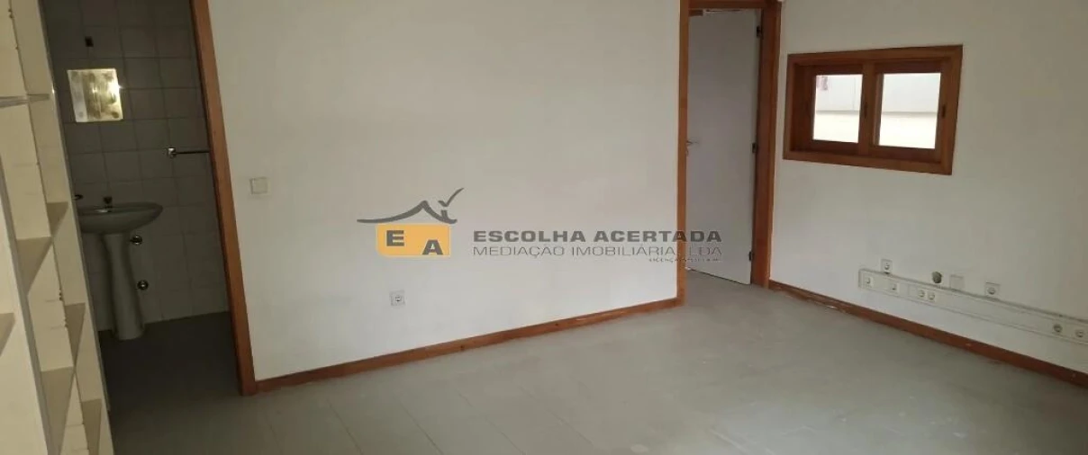 Armazém para Arrendamento em Vilar e Mosteiró Foto 6