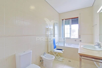 Moradia T6 para Venda em Posto Santo