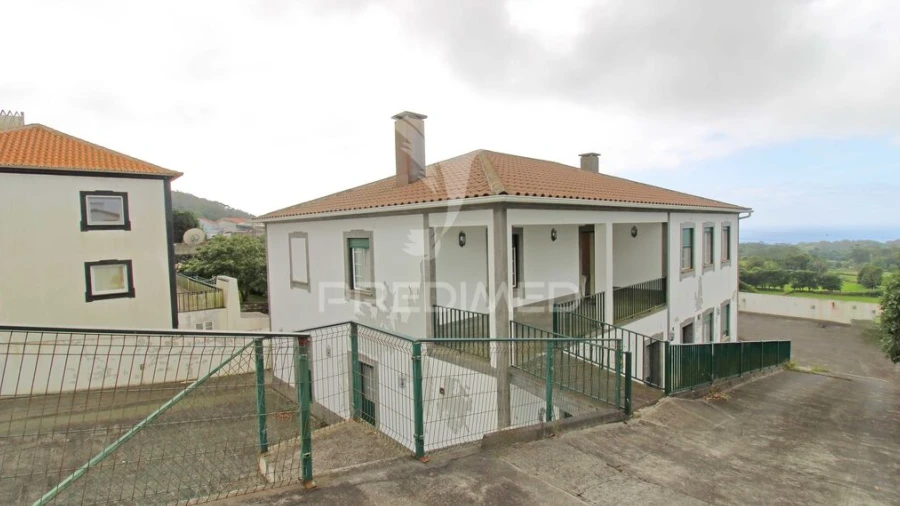 Moradia T6 para Venda em Posto Santo