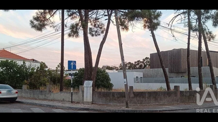 Terreno para Venda em Charneca de Caparica e Sobreda