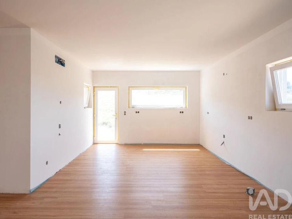 Moradia T3 para Venda em Encarnação Foto 11