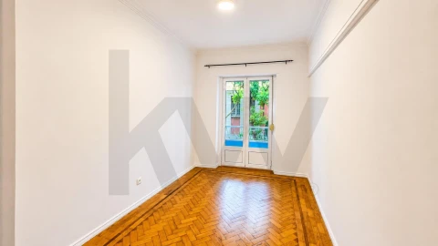 Apartamento T2 para Arrendamento em Campo de Ourique
