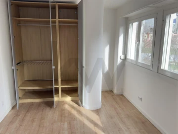 Apartamento T1 para Arrendamento em Campo de Ourique