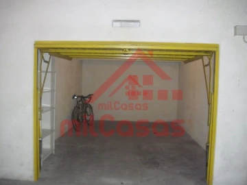 Garagem para Arrendamento em Santa Maria, São Pedro e Matacães