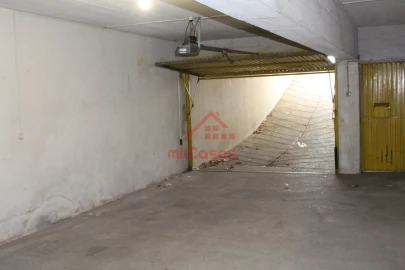 Garagem para Arrendamento em Santa Maria, São Pedro e Matacães