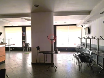 Loja para Arrendamento em Vila e Roussas