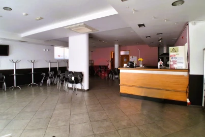 Loja para Arrendamento em Vila e Roussas