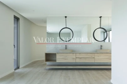Moradia T5 para Venda em Corroios
