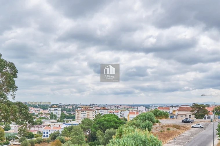Apartamento T3 para Venda em Charneca de Caparica e Sobreda Foto 28