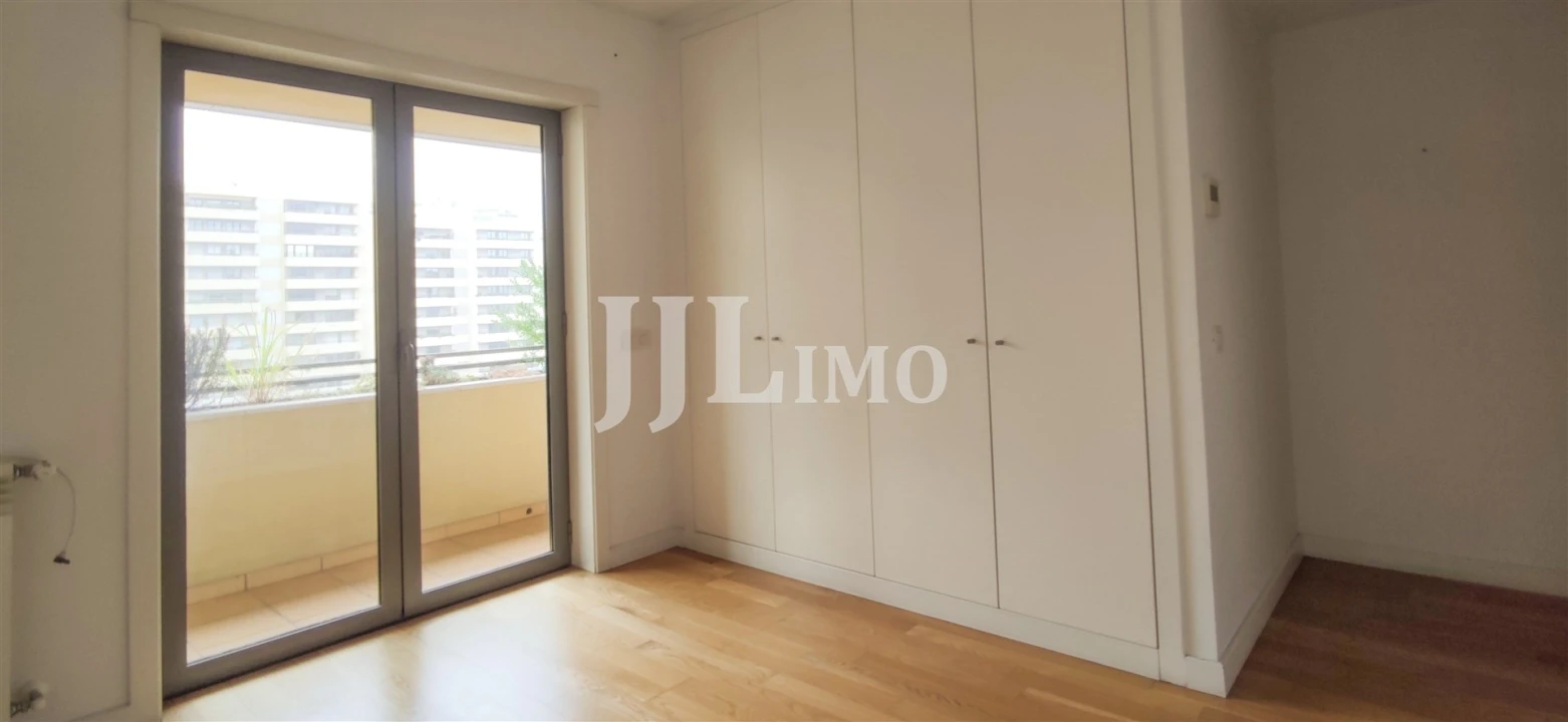 Apartamento T2 para Arrendamento em São Domingos de Benfica Foto 4