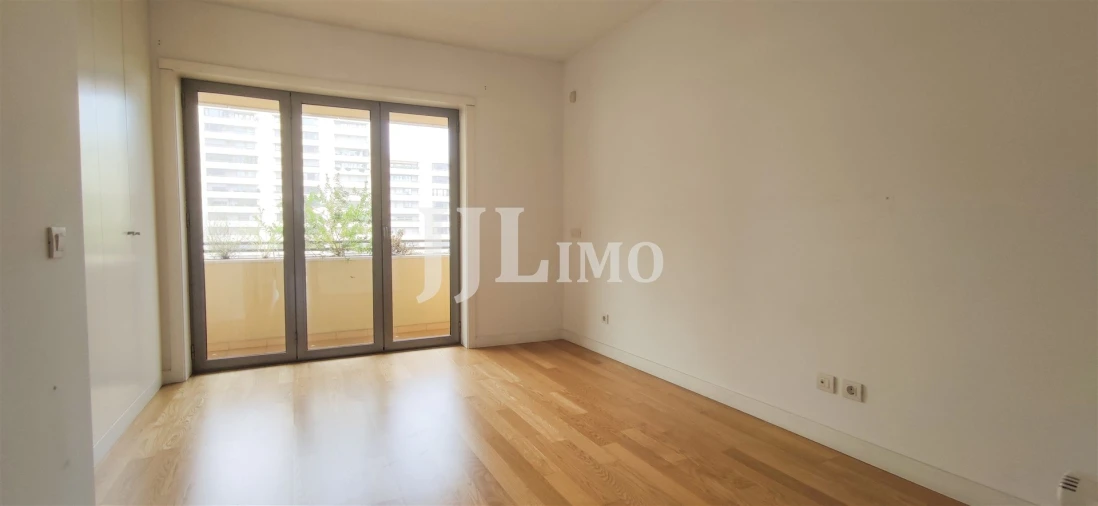 Apartamento T2 para Arrendamento em São Domingos de Benfica Foto 3