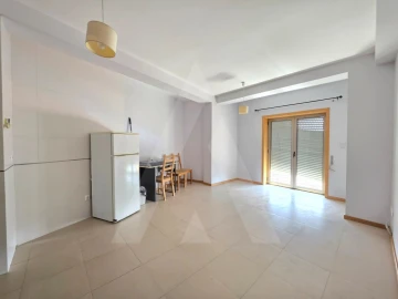 Apartamento T1 para Arrendamento em Aradas