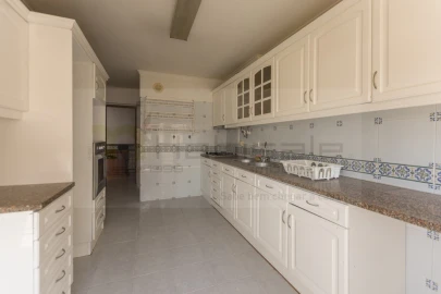 Apartamento T2 para Venda em Ramada e Caneças